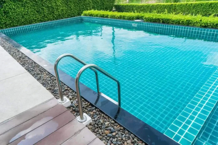 Signs It's Time for a Pool Makeover: Is Your Pool Due for Reconstruction?